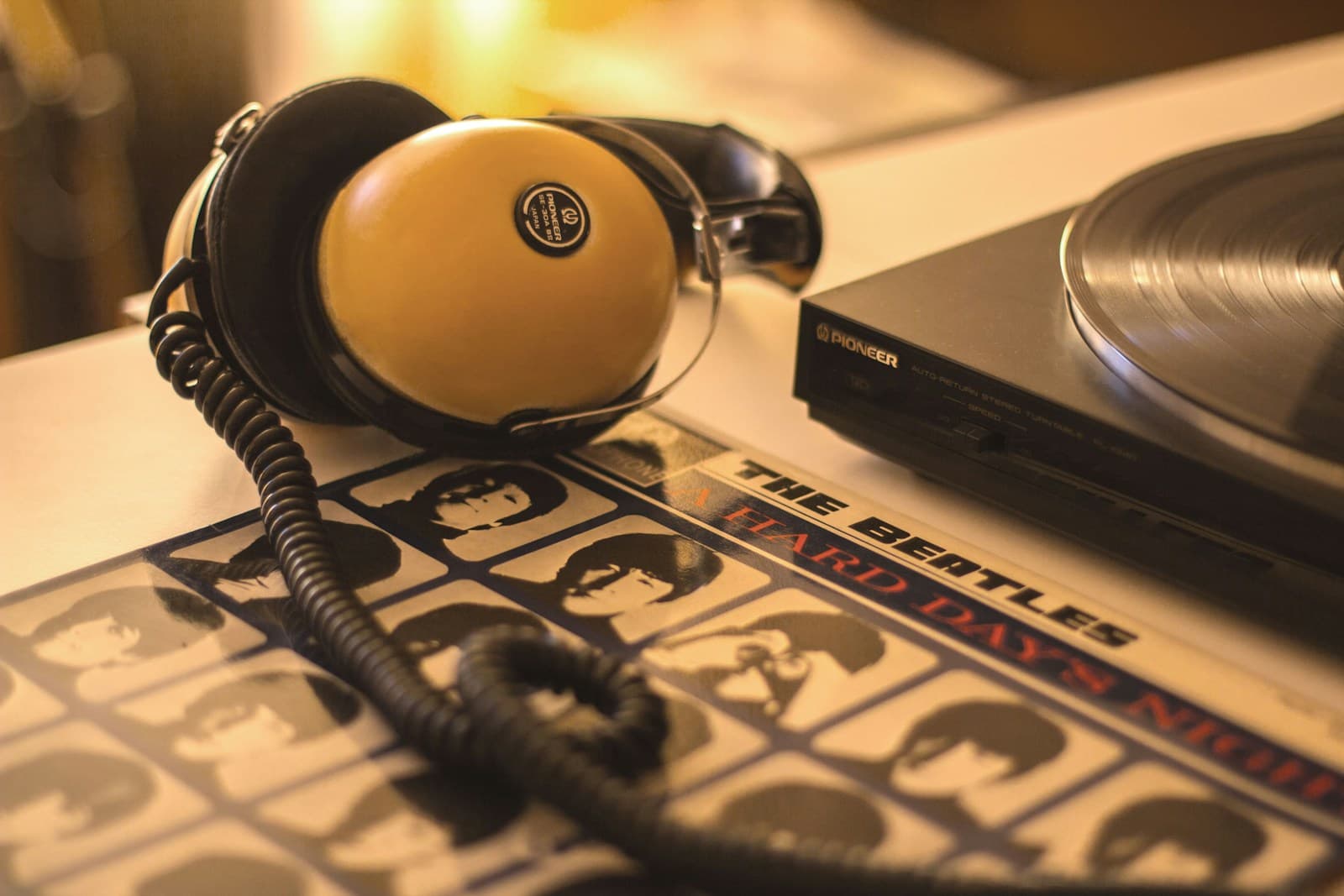 Fones de ouvido apoiados sobre um toca-discos