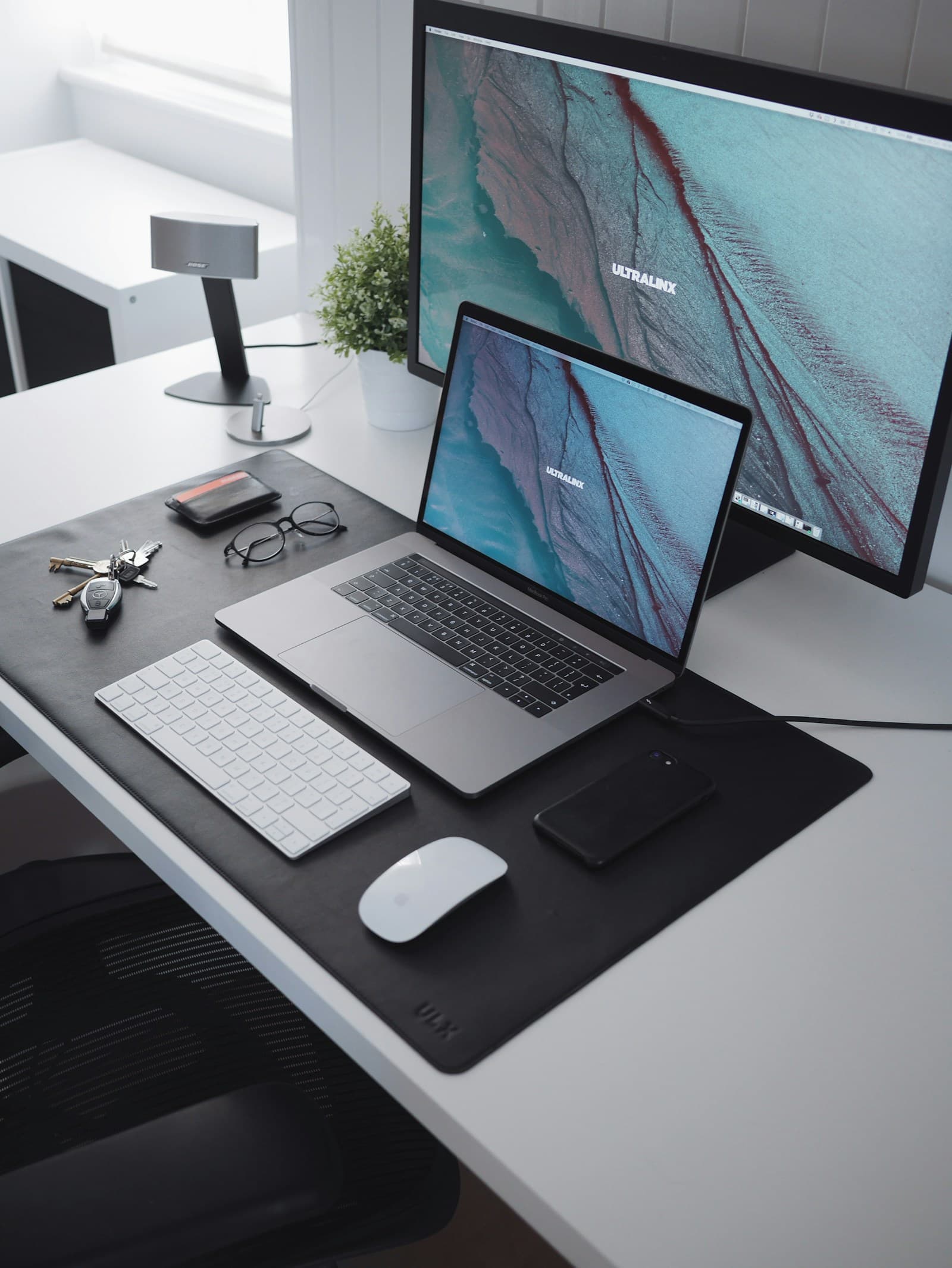 Notebook e acessórios organizados em uma mesa de trabalho digital