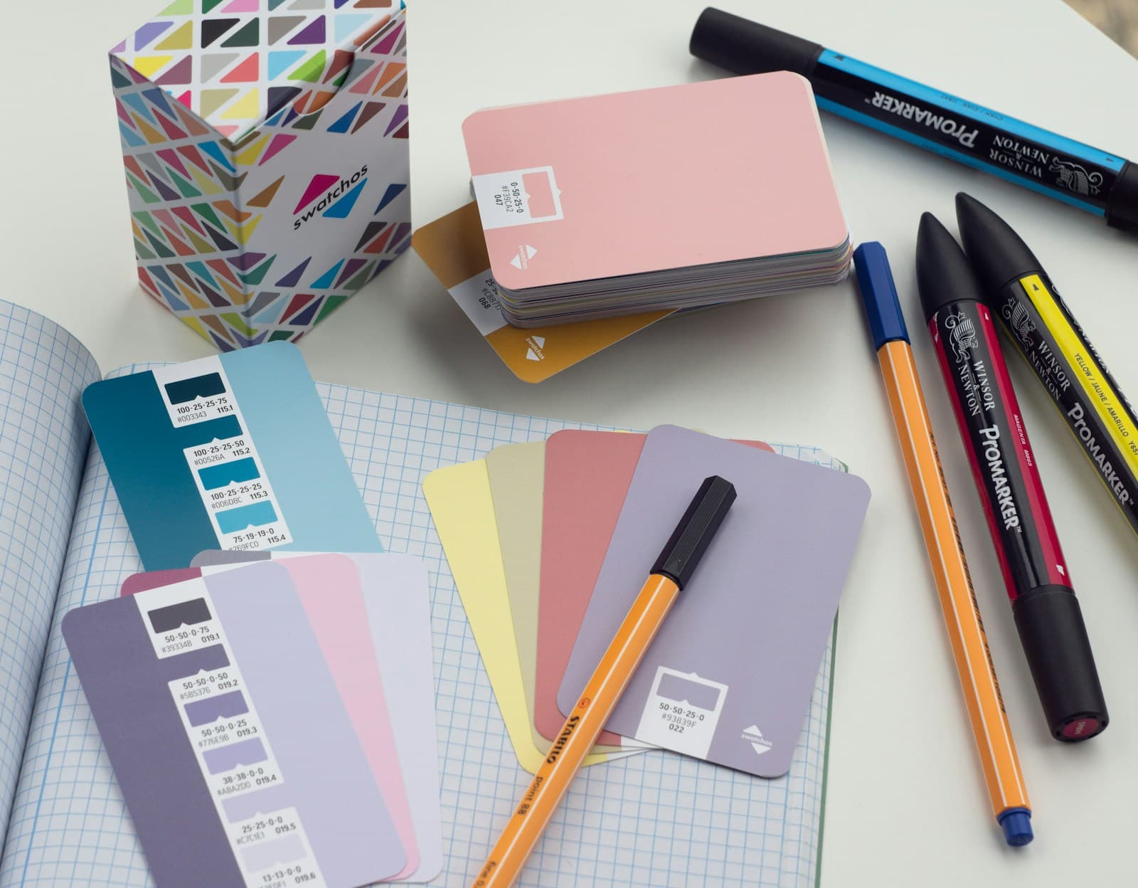 Cartões de cores e materiais gráficos espalhados sobre uma mesa