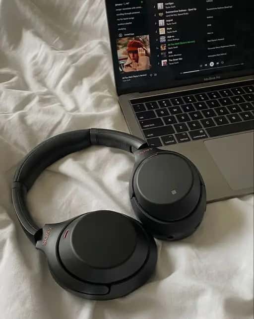 Fones de ouvido próximos a um notebook