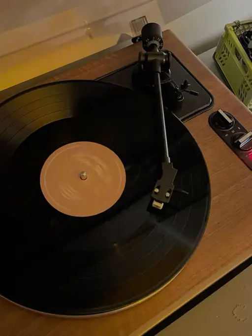 Toca-discos com um vinil
