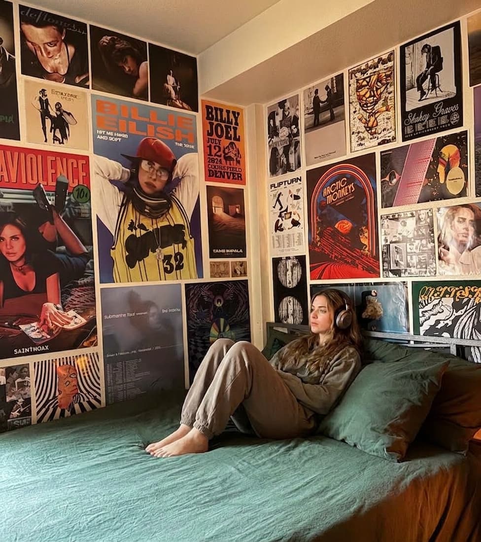 Pessoa em um quarto decorado com pôsteres